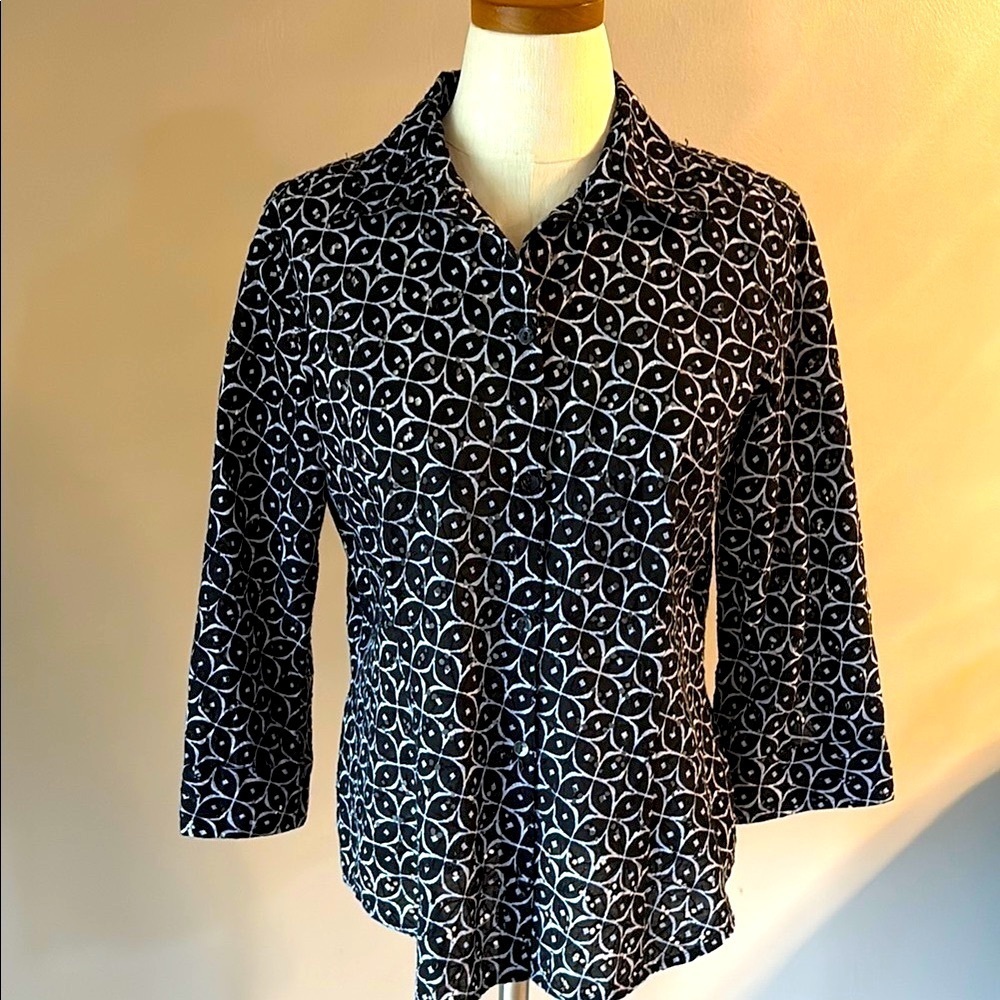 Chico's Black White print cut out eyelet button down top lightweight cotton Med